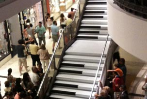 Un shopping puso un piano como el de Quisiera ser grande